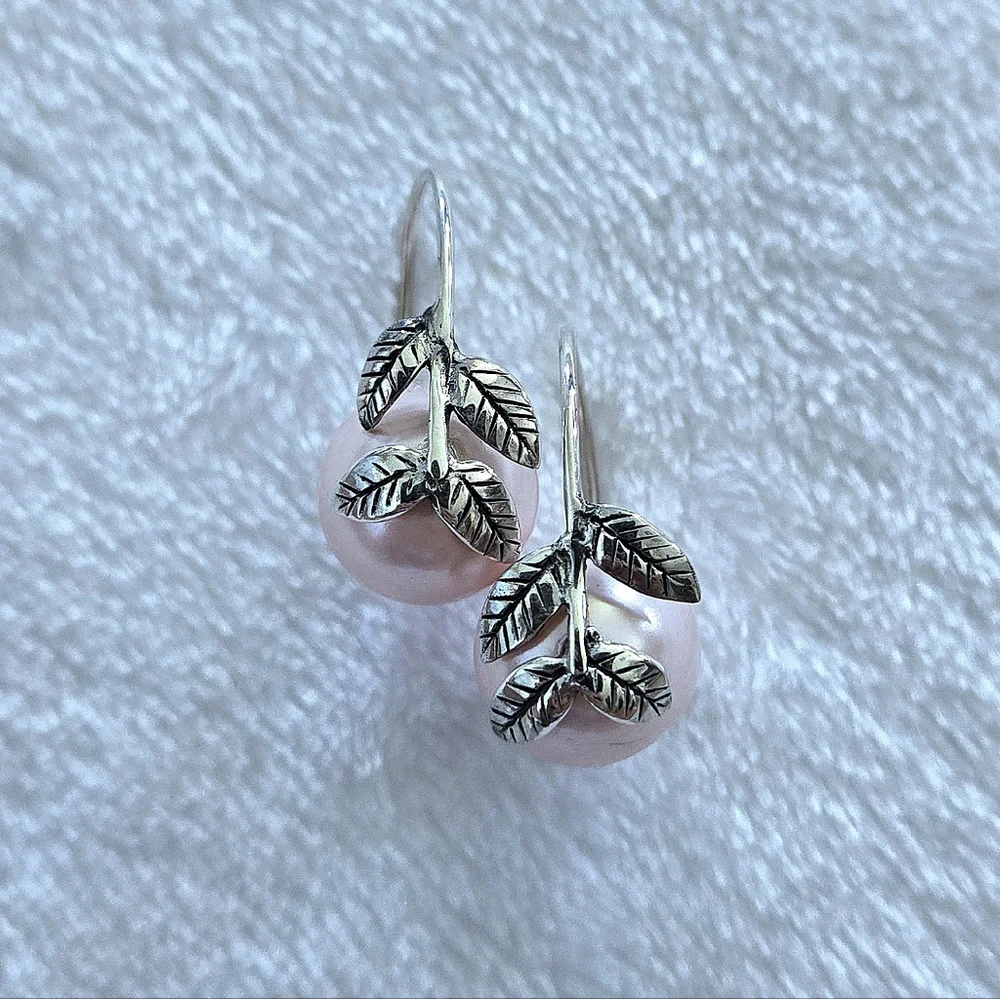 Annika Witt Pink🩷 Pearl And Leaves🍃 Earrings - Picture 3 of 16